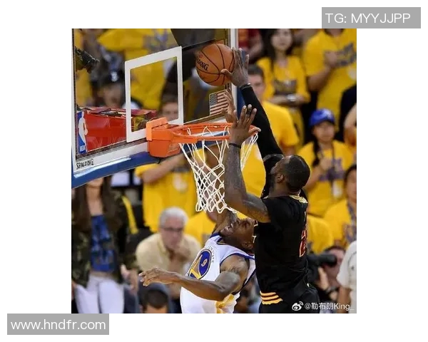 足球明星与詹姆斯的精彩碰撞视频引发热议,球场与篮球场的完美交融