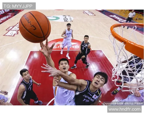 篮球明星意外被儿子隔扣瞬间引发全场惊呼父子情深成比赛亮点